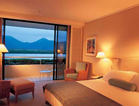 ����� Hilton Cairns, ����