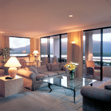 ����� Hilton Cairns, ����